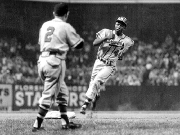 aaron-rounds-bases-2